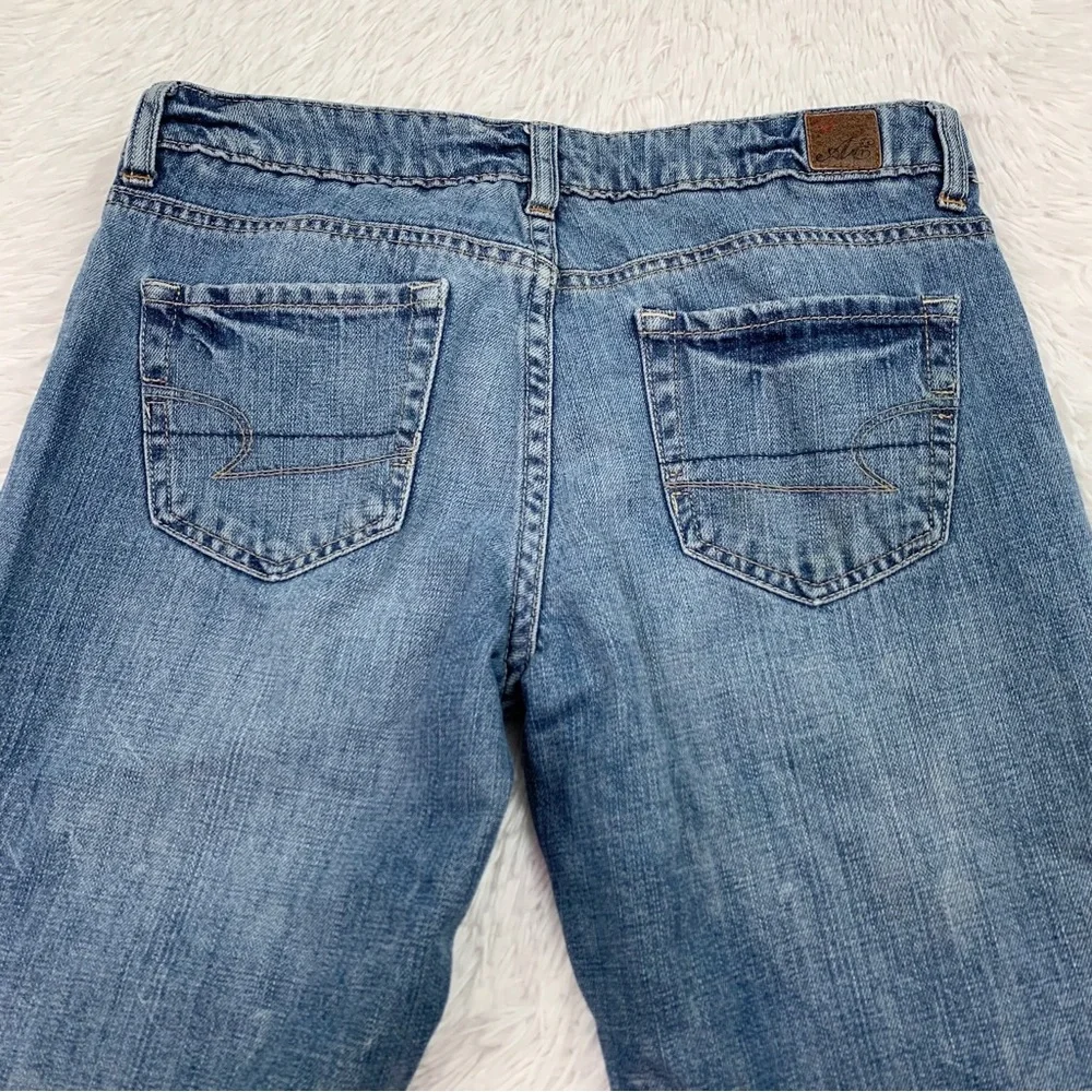 American Eagle women size 4 Short low rise original‎ 77 jeans in blue